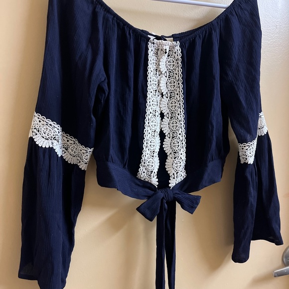 Bohemian off the shoulder Navy split back crop top w/ bow & lace detail SM/MD - Picture 6 of 6
